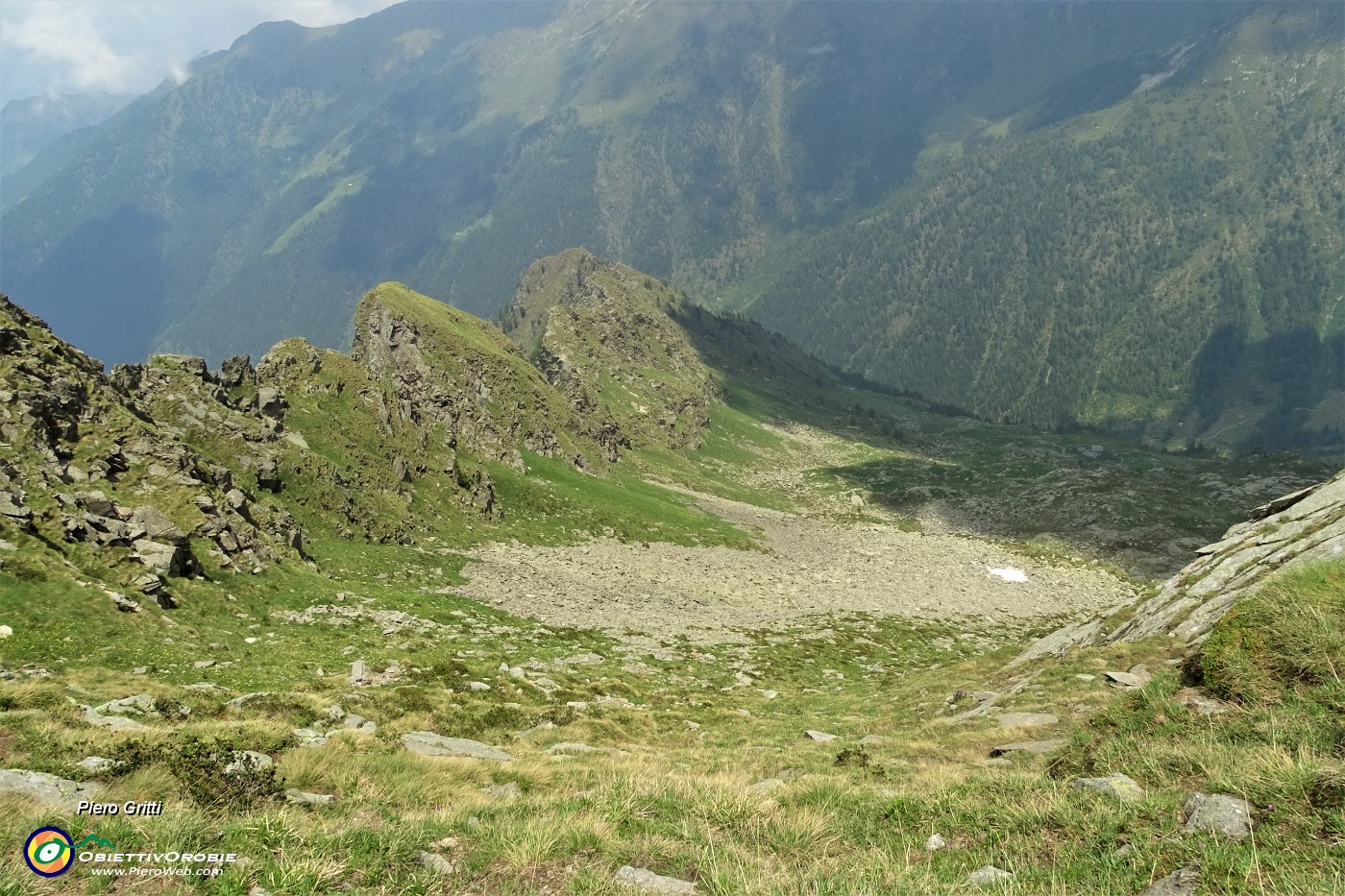 60 Scendendo con attenzione il ripido valloncello prima salito.JPG
